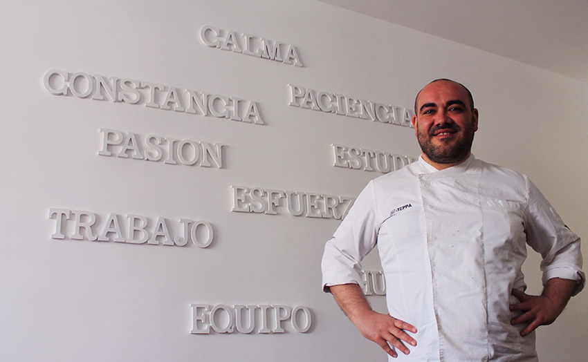 El chef pastelero Alejandro Montes en el despacho d su obrador. Foto: © Javier Mesa / Restauración News