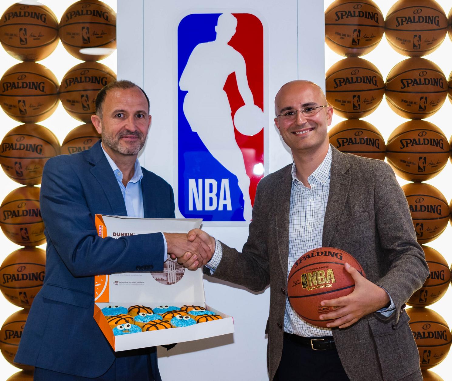 De izqda a dcha, Chus Bueno, vicepresidente de Business Development de NBA en EMEA y Alejandro Cordero, director general de Dunkin’ Coffee en España.