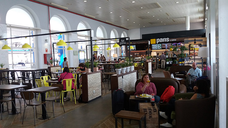El nuevo restaurante de Pans & Company ocupa la antigua cafetería de la estación de Lleida.