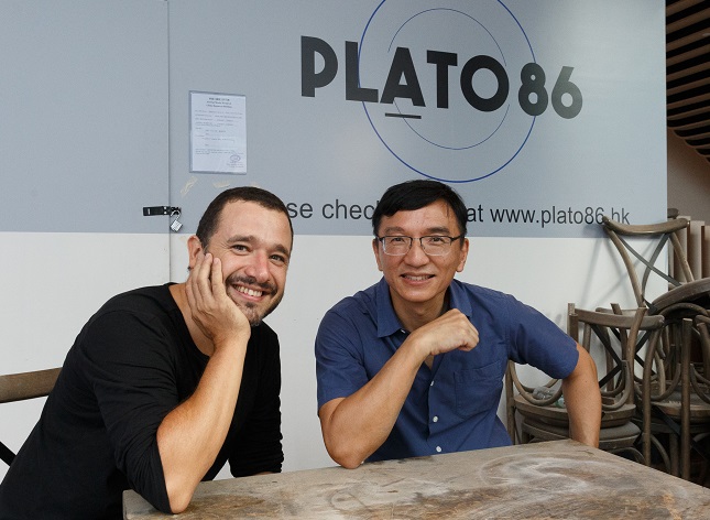 Josep Cortina y el constructor David Sung ultimando detalles de Plato 86.