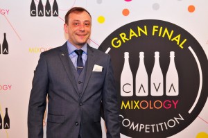 Vitalij Gutovkij, ‘Mejor Cava Mixologist’ al ganar la Gran Final de concurso de coctelería ‘Cava Mixology Competition'.