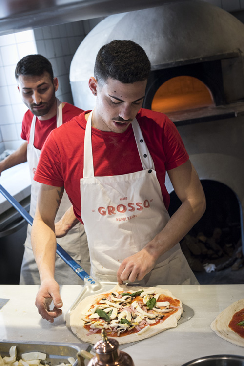 El pizzaiolo es una de las señas de identidad de la marca Grosso Napoletano.