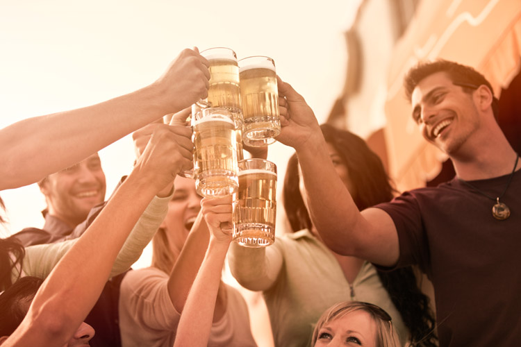 La cerveza sigue siendo la bebida preferida por los españoles en sus salidas de ocio.
