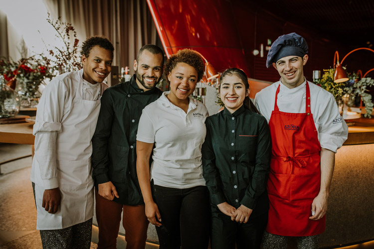 Gastroescuela GIRA Jóvenes ha dado comienzo en febrero de 2019 con la incorporación de los primeros jóvenes como auxiliares de cocina, barra o sala en los restaurantes de Azotea Grupo en Madrid.