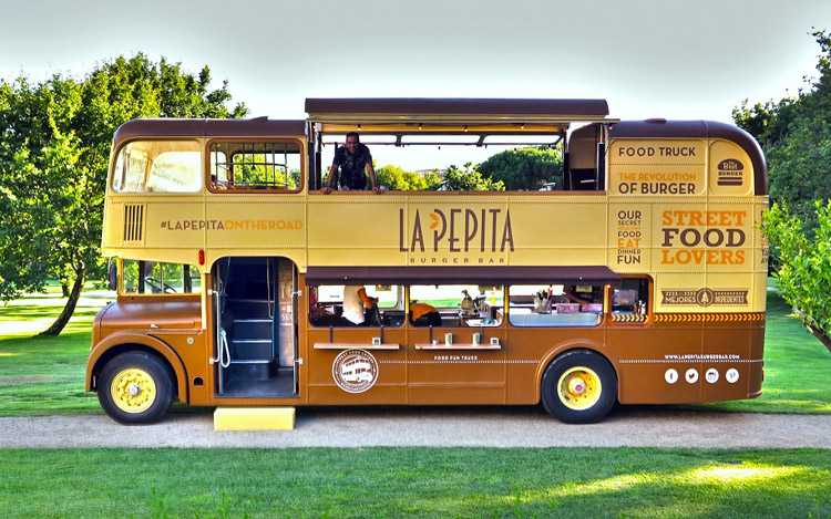 El autobús de dos pisos de La Pepita Burger Bar recorrerá el país para participar en más de 30 eventos al aire libre.
