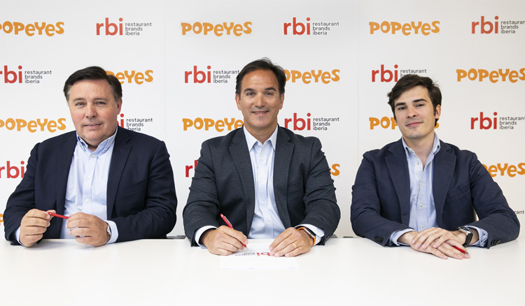 De izquierda a derecha: Gregorio Jiménez, CEO de Restaurant Brands Iberia; José Cil, presidente Global de BurgerKing; Ignacio Sedano, responsable de la marca Popeyes en España.