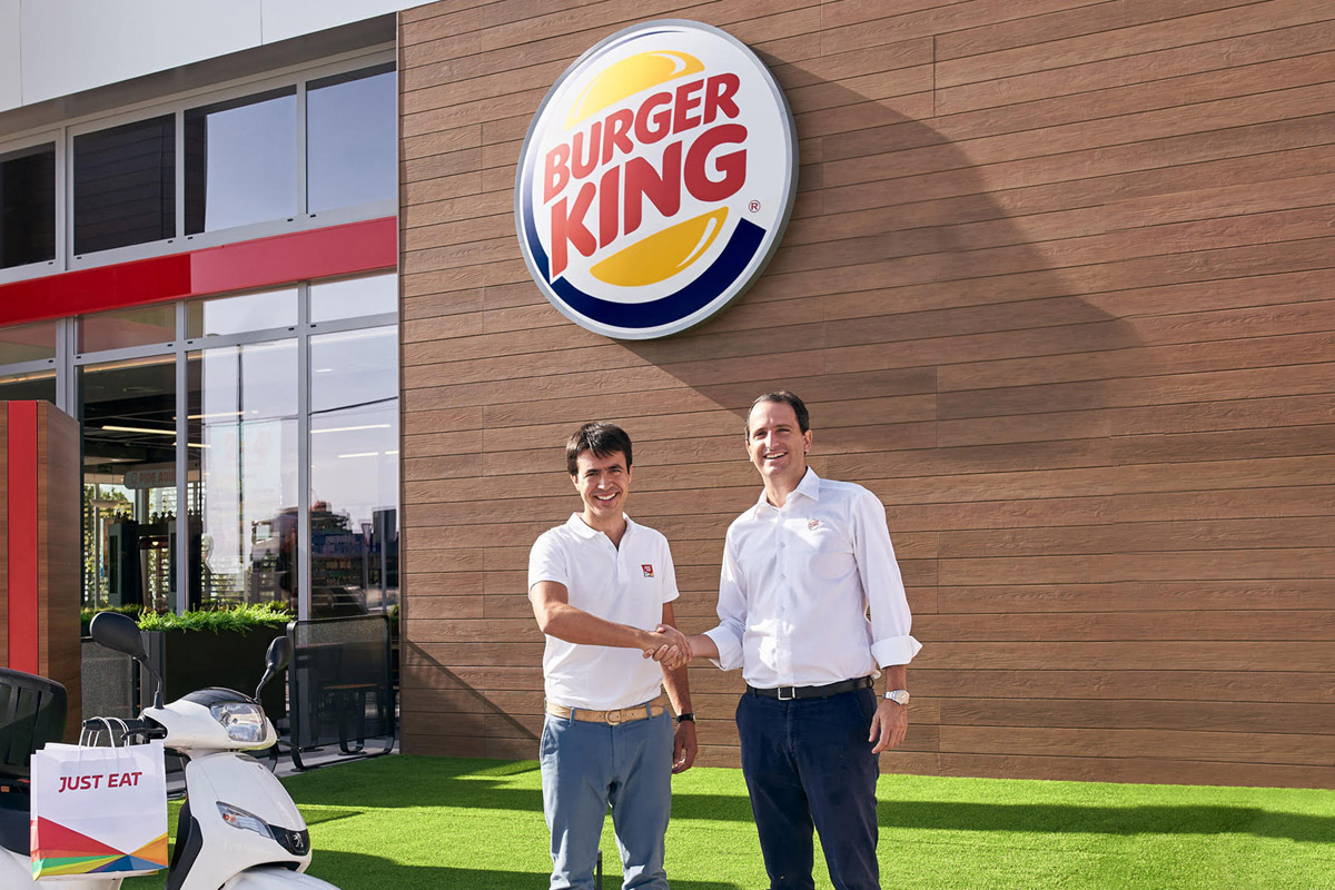 Patrik Bergareche, director general de Just Eat en España (izda) y Borja Hernández de Alba, director general de Burger King España y Portugal.