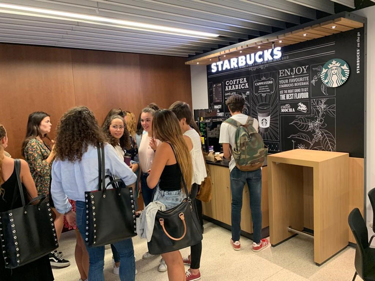Starbucks on the go en la  Universidad de Navarra.