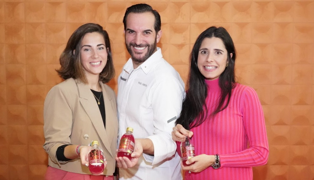 Nuria Morales (izda) y Beatriz Magro (dcha), fundadoras de Komvida, posan junto al chef Mario Sandoval.