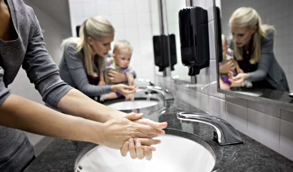 lavar las manos higiene tork mujer lavandose las manos