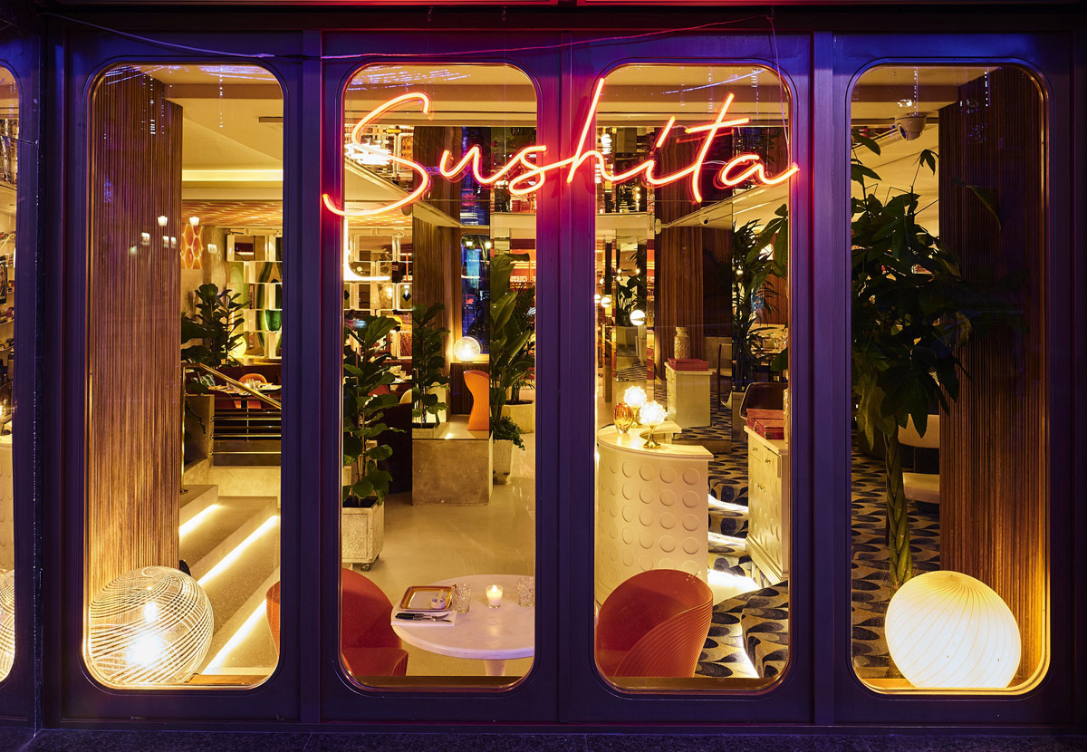 Le Club Sushita se inspira en la estética más glam de los años 70 en su decoración.
