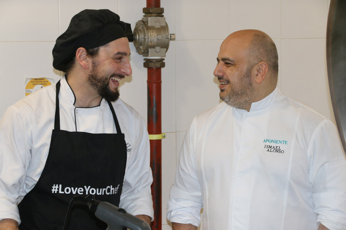 Ismael Alonso, uno de los chefs responsables de I+D de Aponiente, ha acompañado al equipo de Scolarest en uno de los colegios para elaborar in situ recetas.