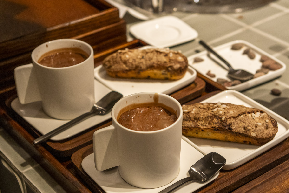 La oferta de Casa Cacao se basa en beibidas de chocolate y la pastelería de Jordi Roca.