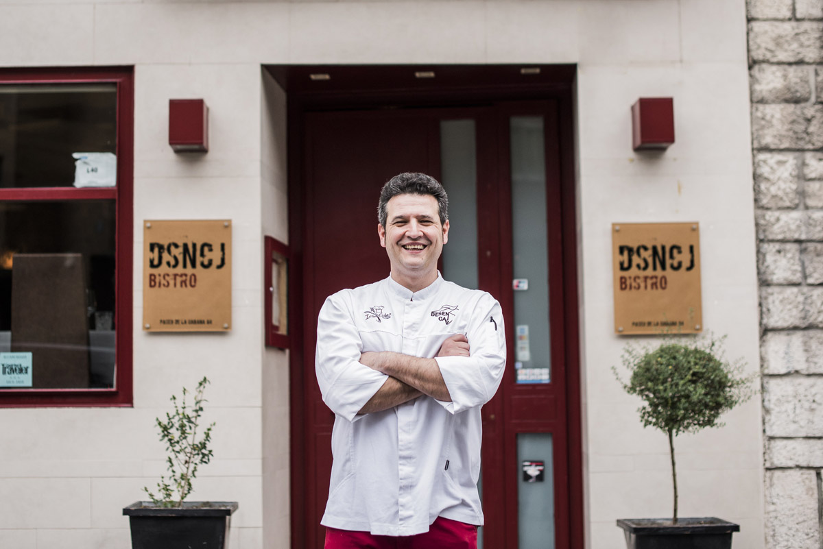 El chef Iván Sáez a las puertas de su transformado Dsncj Bistró.