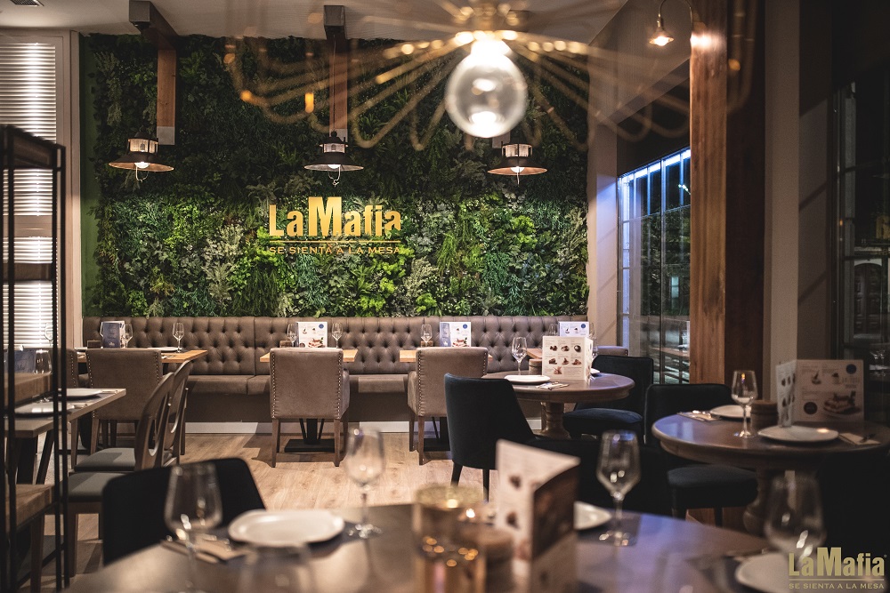 Restaurante de La Mafia se sienta a la mesa en Badajoz.