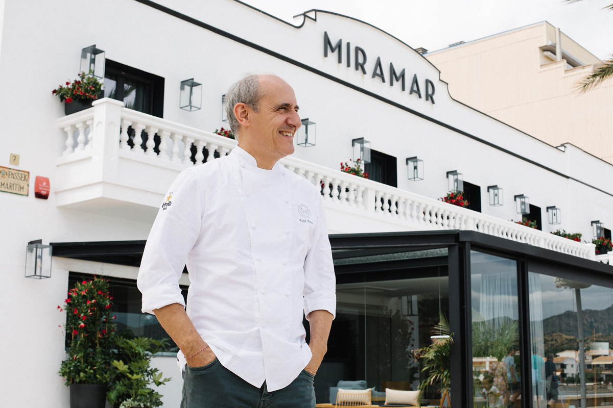 El chef Paco Pérez frente a su restaurante Miramar.