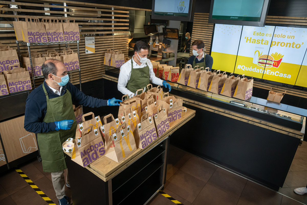Empleados voluntarios de McDonald's preparan la entrega de comida al personal del Hospital Universitario de La Paz en Madrid.