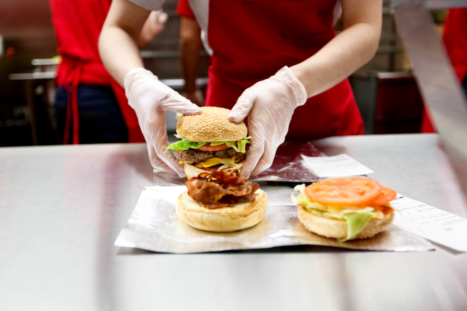 Preparación de una hamburguesa de Five Guys.