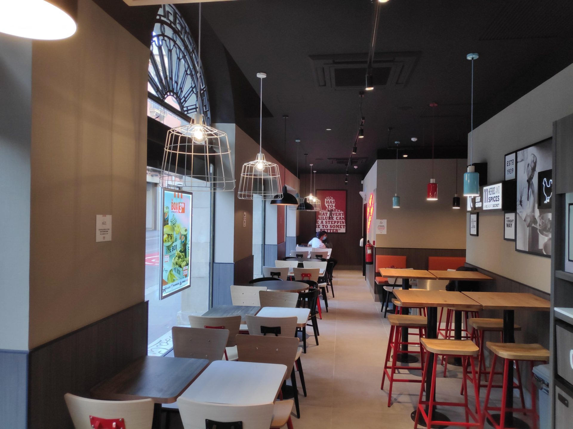 KFC abre dos nuevos restaurantes en Barcelona de la mano de AmRest.
