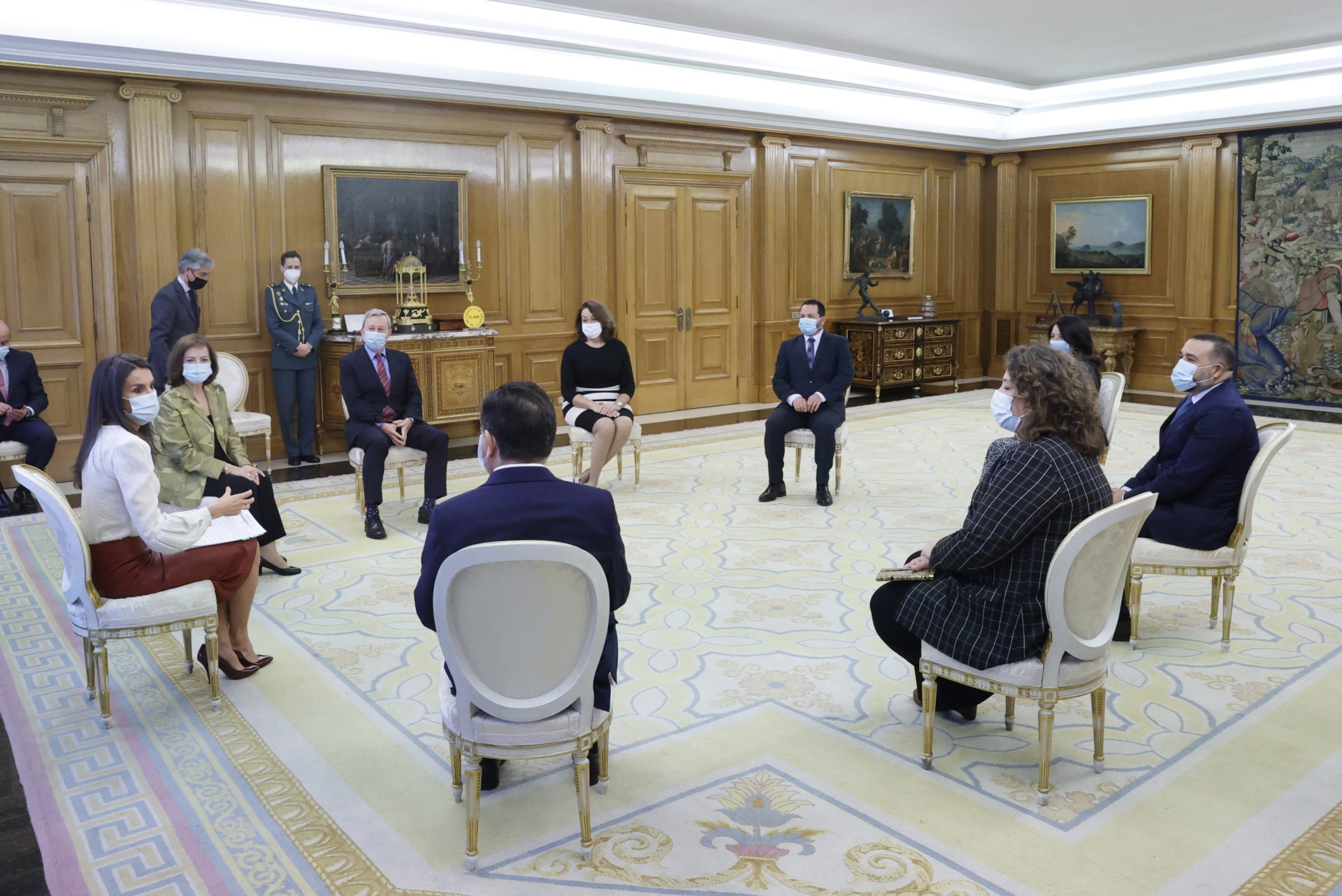 Representación de la junta directiva de la Asociación Española de Editoriales de Publicaciones Periódicas (AEEPP) en su reunión con la Reina Doña Letizia.