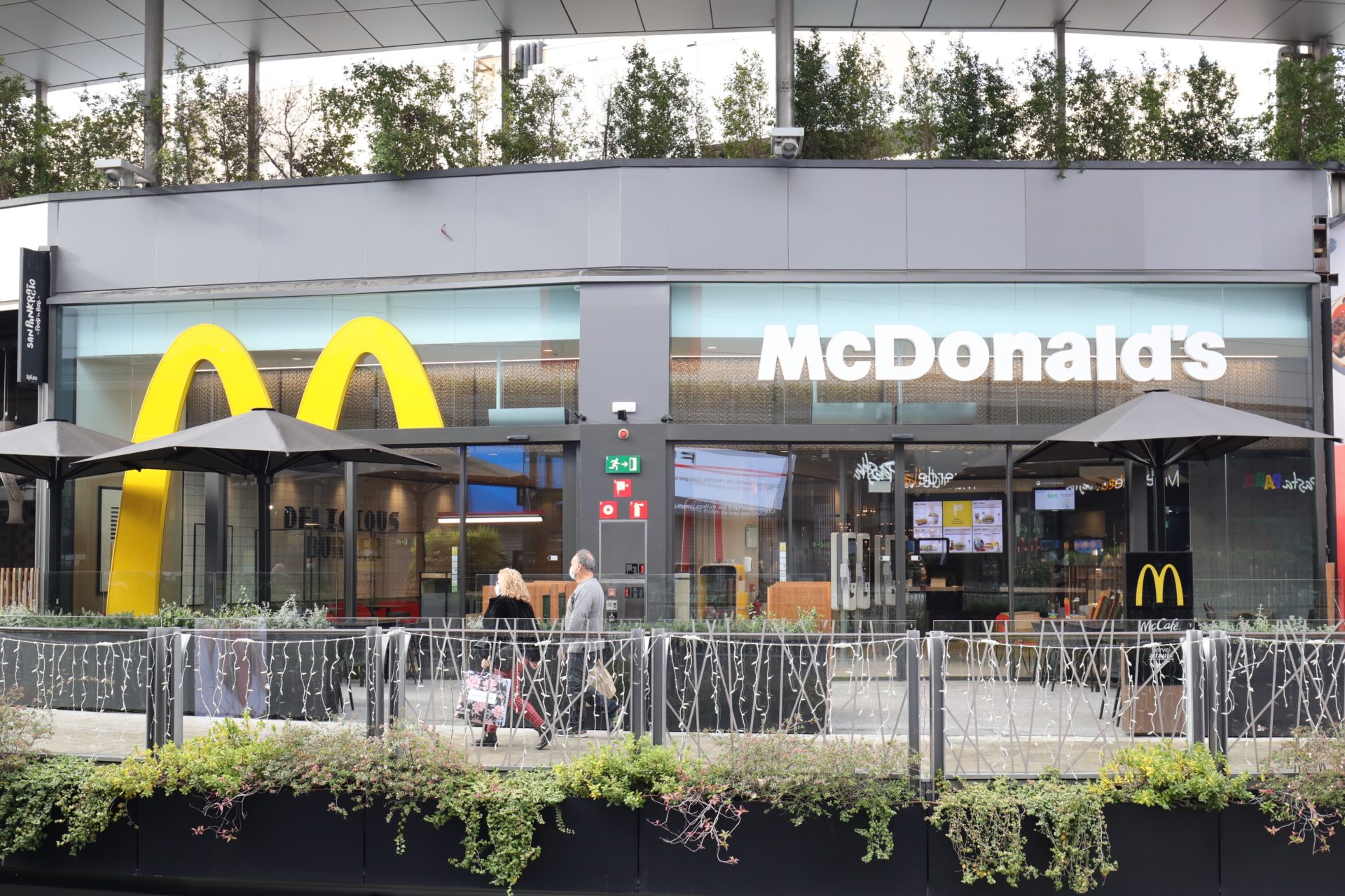 Restaurante McDonald's en el centro comercial Splau.