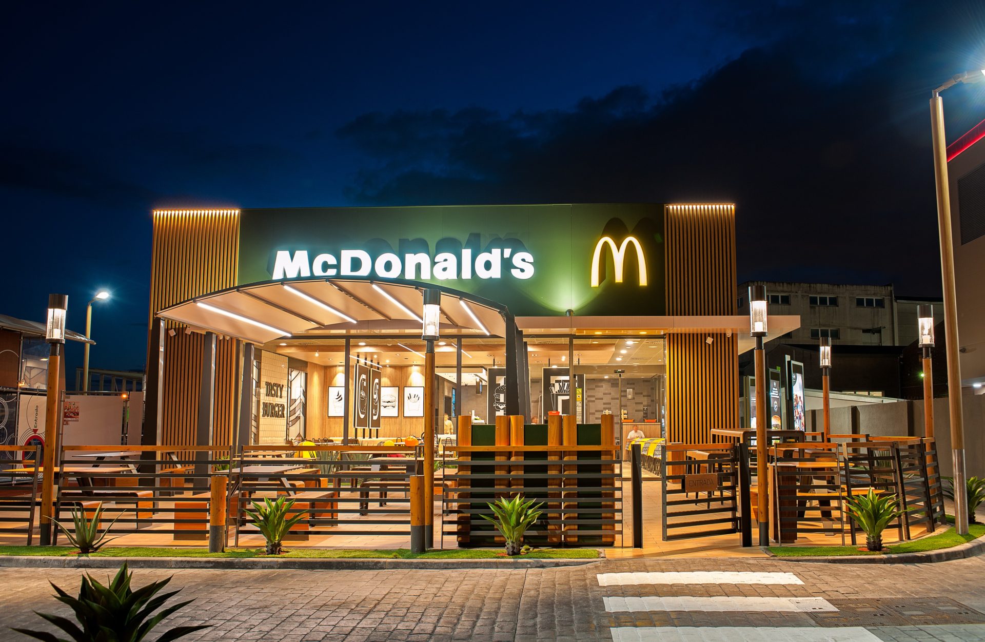 McDonalds - McDonald's retira las tapas y cubiertos de plástico de todos sus locales
