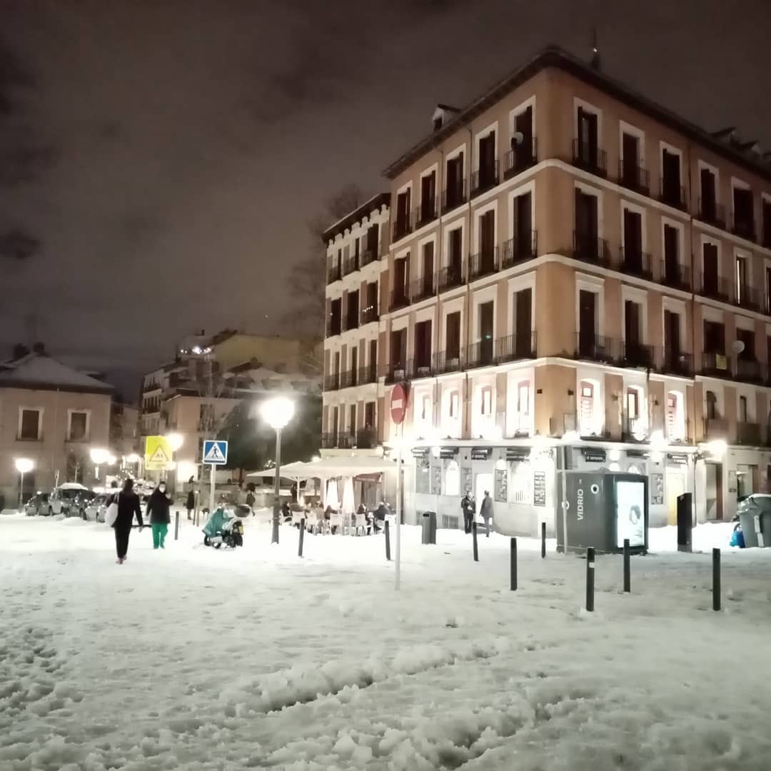 Un local hostelería abierto el domingo por la noche en el centro de Madrid tras el paso de Filomena.