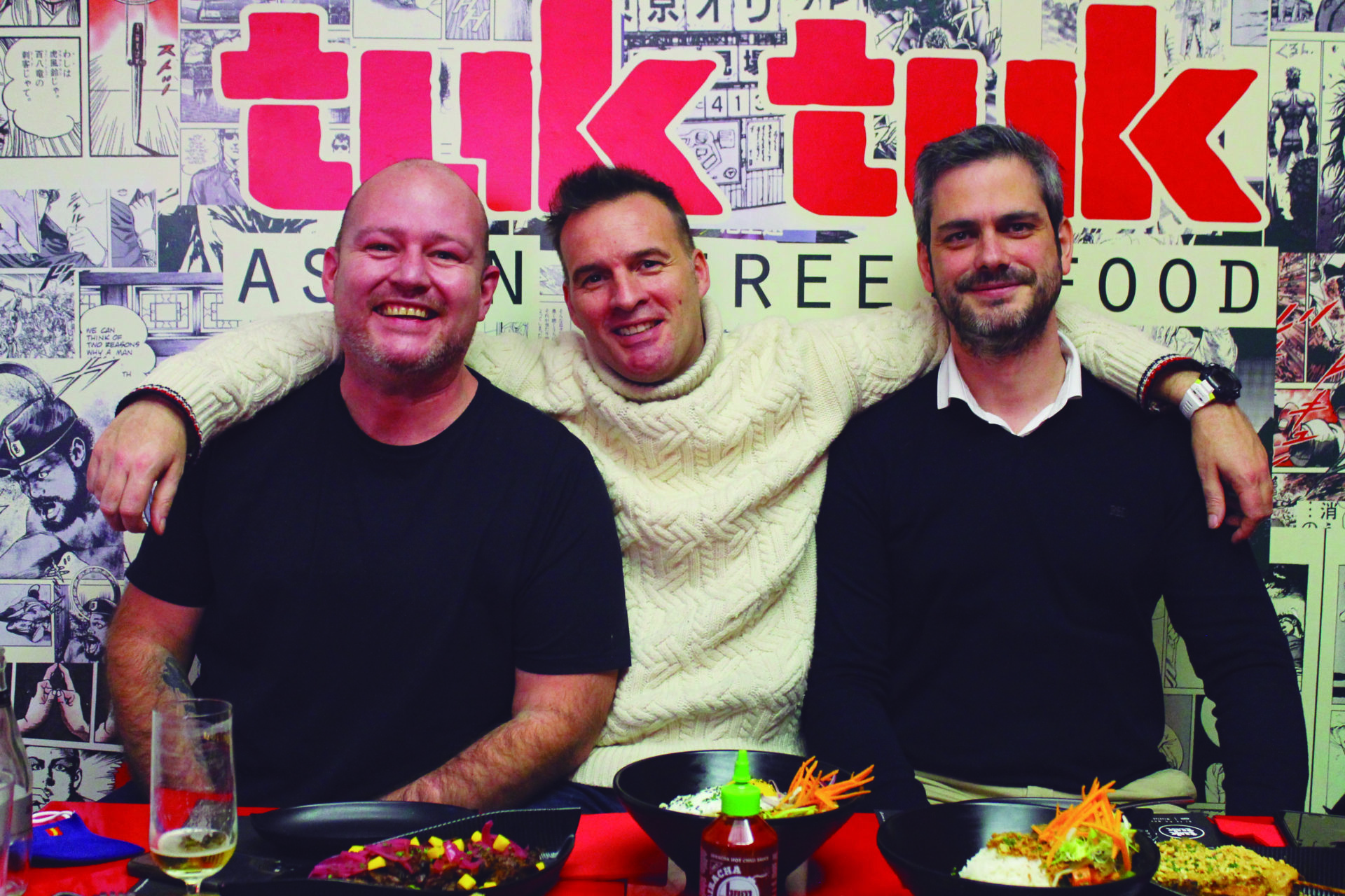 De izquierda a derecha: los fundadores de Tuk Tuk Asian Street Food, Rick Newby y Olivier Blomme, y Ander Hilario, General Manager de la cadena. Foto: ©Javier Mesa