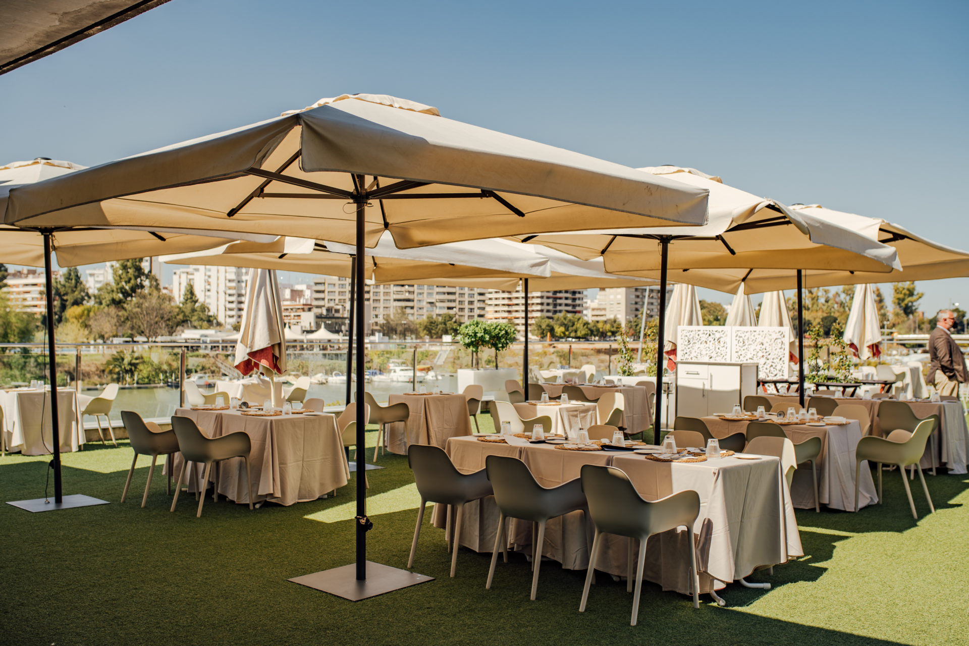 El restaurante Muelle 21 de Grupo Abades, en la planta superior del Acuario de Sevilla, reabre sus puertas como arrocería.