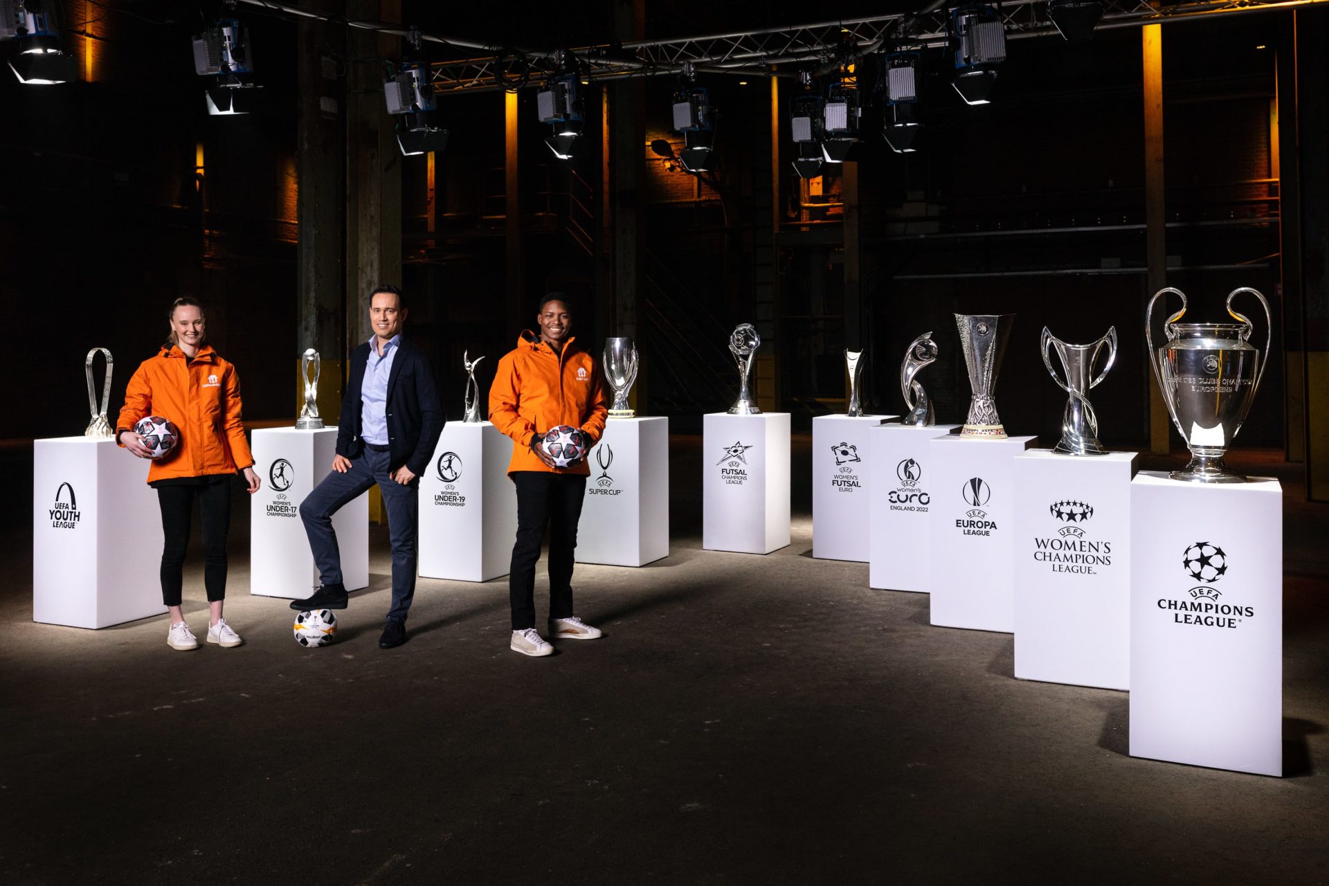 Jitse Groen (CEO de Just Eat Takeaway) junto a los trofeos de la UEFA.