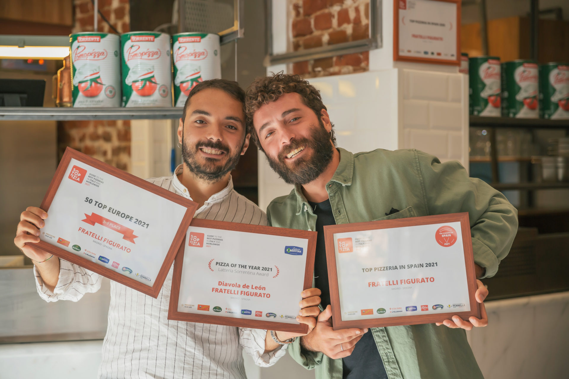 Riccardo y Vittorio Figurato con los premios obtenidos por Fratelli Figurato 