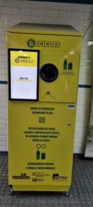 Maquina de Ecoembes residuos en Metro Ciudad de Barcelona.