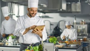 cocinero tablet seguridad alimentaria ALS Biolab Canarias