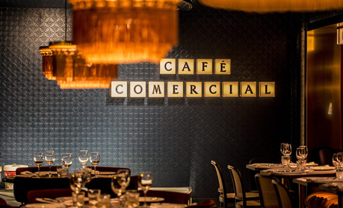 El madrileño Café Comercial reabre sus puertas con un aspecto totalmente renovado.|En su nueva etapa