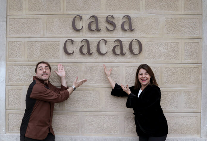 |Zona de degustación de Casa Cacao. (c) Josep Oliva|Una de las habitaciones del hotel boutique Casa Cacao. (c) Josep Oliva|La oferta de Casa Cacao se basa en beibidas de chocolate y la pastelería de Jordi Roca.