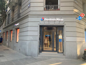 Local número 300 de Domino's en España en la calle Alberto Aguilera (Madrid).