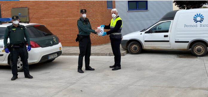 Entrega de gel hidroalchólico a cuerpos de seguridad en las instalaciones de Pernod Ricard España.
