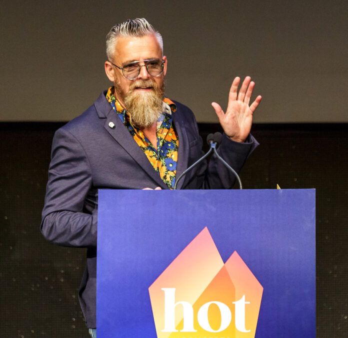 José Piñero recibe su premio Hot Concetp al Diseño.