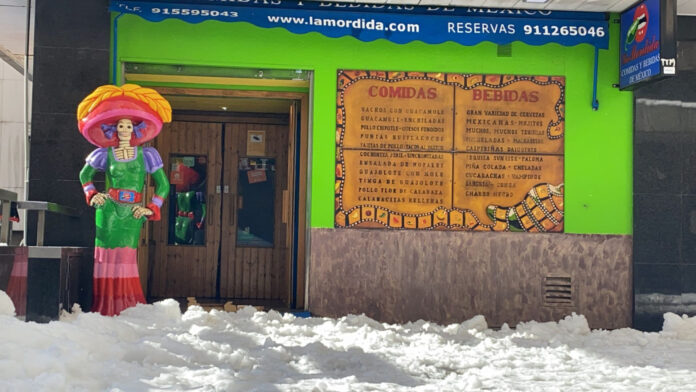 El take away de La Mordida se reforzó como alternativa al cierre de supermercados por la nevada en Madrid.|El take away de La Mordida se reforzó como alternativa al cierre de supermercados por la nevada en Madrid.