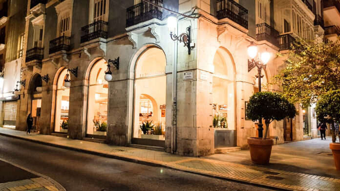El restaurante La Piemontesa de Alicante se encuentra en los bajos del Palacio Salvetti.