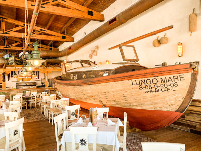 La decoración del restaurante La Piemontesa de Ondara (Alicante) transporta a un ambiente marinero.