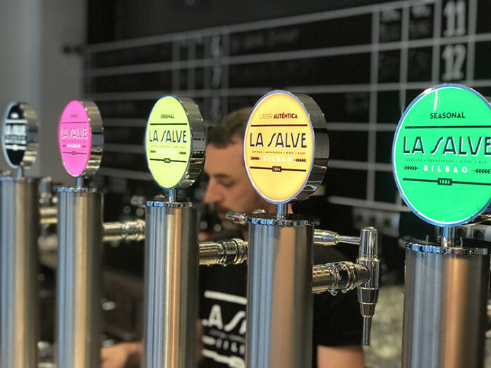 El Taproom La Salve ofrecerá de forma permanente 50 variedades de cerveza además de la gastronomía de Grupo Iruña.|Inauguración del Taproom La Salve en el Teatro Campos de Bilbao.