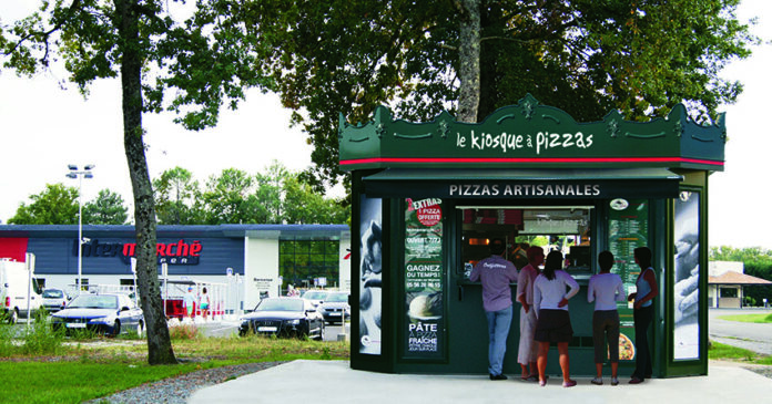 ||Las pizzas de Le Kiosque pueden encargarse en formato tradicional o en el novedoso Kiosquito (dcha).