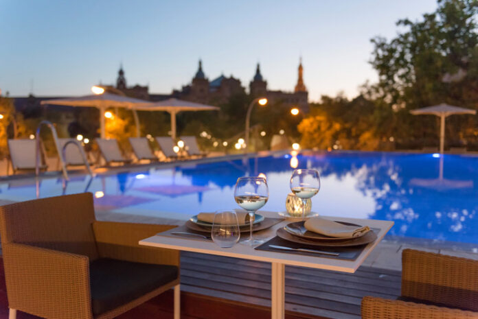 Quimera se encuentra junto a la piscina del hotel situado frente a la Plaza de España de Sevilla.