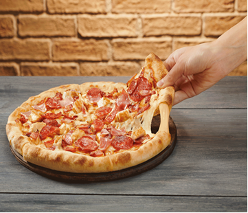 La pizza Roll Extra de Domino's presenta un borde con una suave mezcla de quesos.