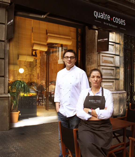 Oriol Balaguery Marta Rams a las puertas de Quatre Coses.|Quatre Coses es un espacio informal de picoteo dulce y salado con cocina abierta todo el día.