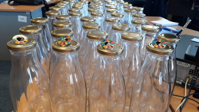 Paradores ha comenzado a aplicar su programa de reducción de botellas de plástico de un solo uso en sus oficinas de Madrid.