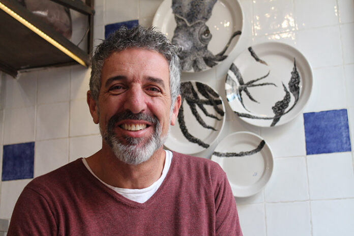 El chef gallego Pepe Solla nos atiende en su Atlántico Casa de Comidas de la calle Velázquez de Madrid.|De arriba a abajo y de izquierda a derecha: mejillones en curri verde; pechuga de Galo Celta