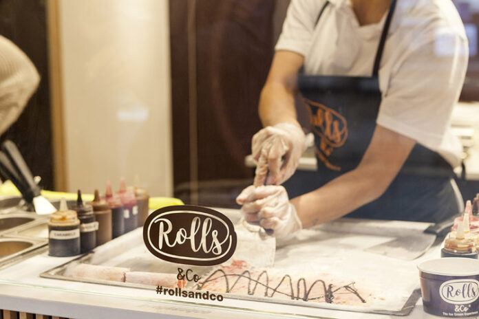 La preparación de helados con fruta fresca sobre plancha fría es la seña de identidad de Rolls&Co.