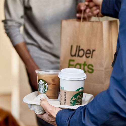 Starbucks comienza a repartir a domicilio con Uber Eats.